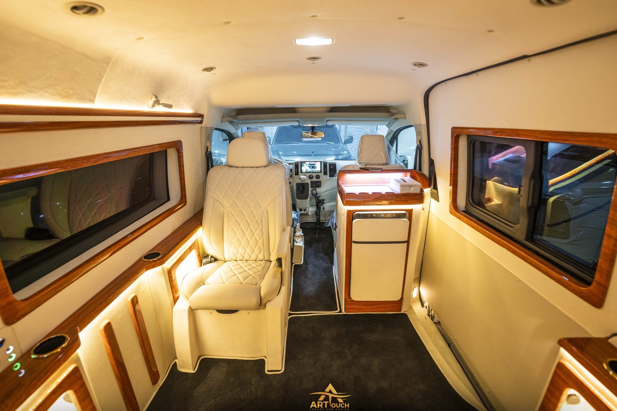 Toyota-Hiace-Interior-Luxury-vip-Van-Design